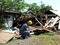 倒壊状況の確認風景