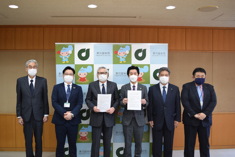 協定締結時の記念写真。左より荒島久人副市長、山下雅章理事、大屋稔理事長、富田竜馬市長、井田清治副理事、中島秀治監事