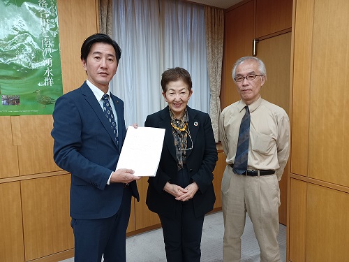 答申受理の様子