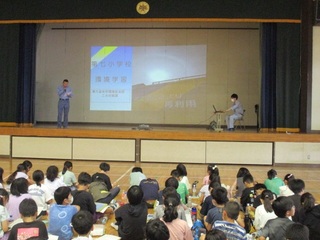 体育館で授業を行っている風景写真