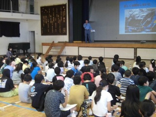 体育館で授業を行っている風景写真