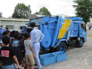 校庭で授業を行っている風景写真