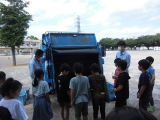校庭で授業を行っている風景写真
