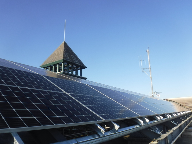 市役所本庁舎屋上の太陽光パネル