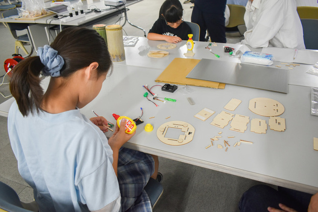 画像　竹ランタン制作の様子