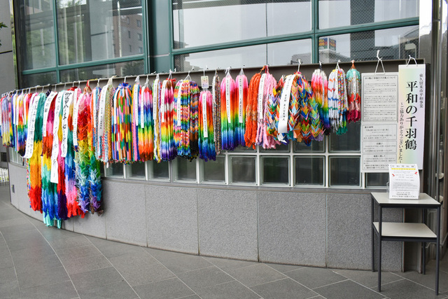 画像　「平和の千羽鶴」展示の様子