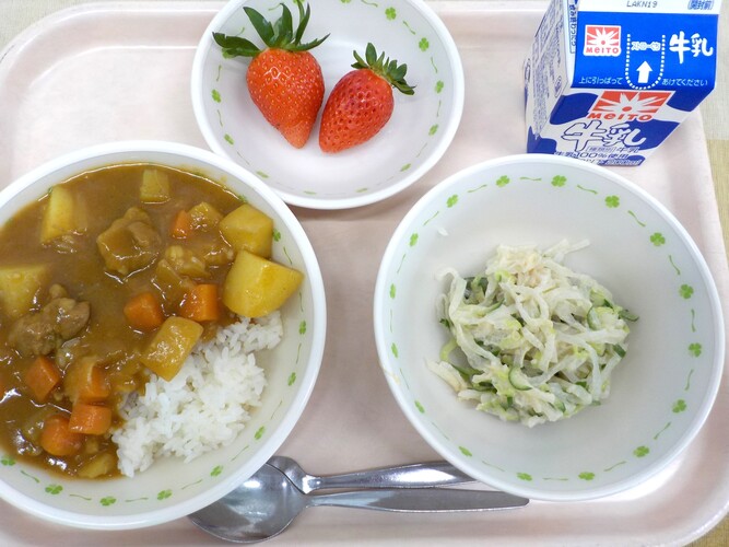 小学校の給食写真