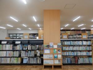 中央図書館の「川と湧水コーナー」の写真