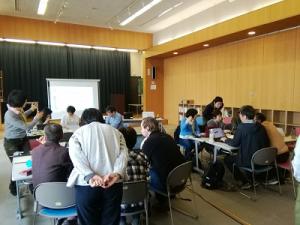 ウィキペディア編集の成果を発表する参加者