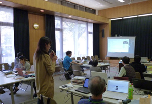 ウィキペディア編集の成果を発表する参加者