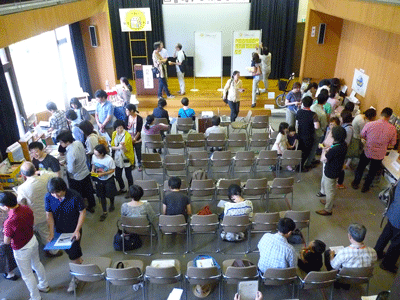 27の「ひとハコ図書館」をめぐる参加の皆さんの様子。