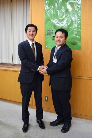 写真　JICA青年海外協力隊の濵中孝増氏と市長