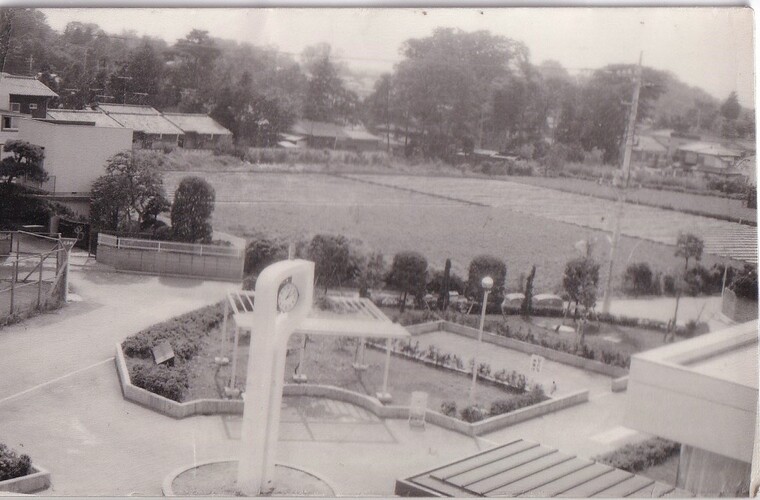 東久留米市立中央図書館前庭