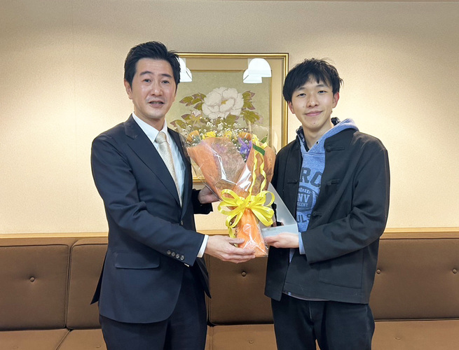 写真　金森慧氏と市長