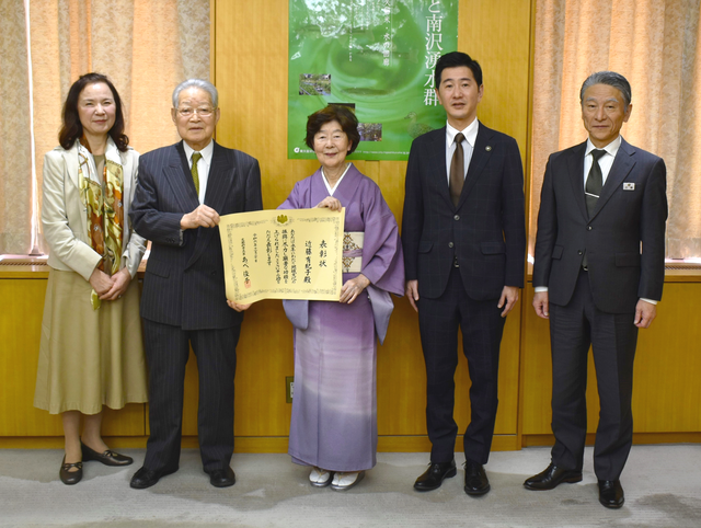 画像　表敬訪問時の記念写真