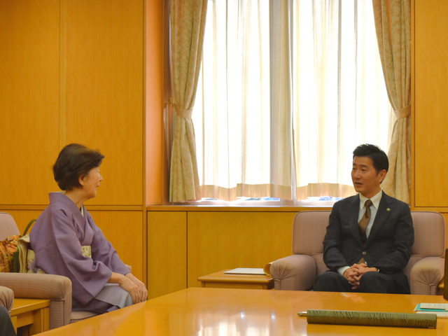 画像　表敬訪問の様子