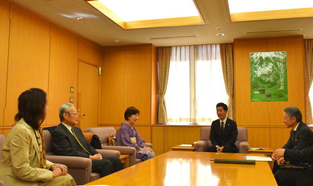 画像　表敬訪問の様子