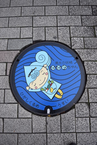 るるめちゃん青のデザインマンホール蓋