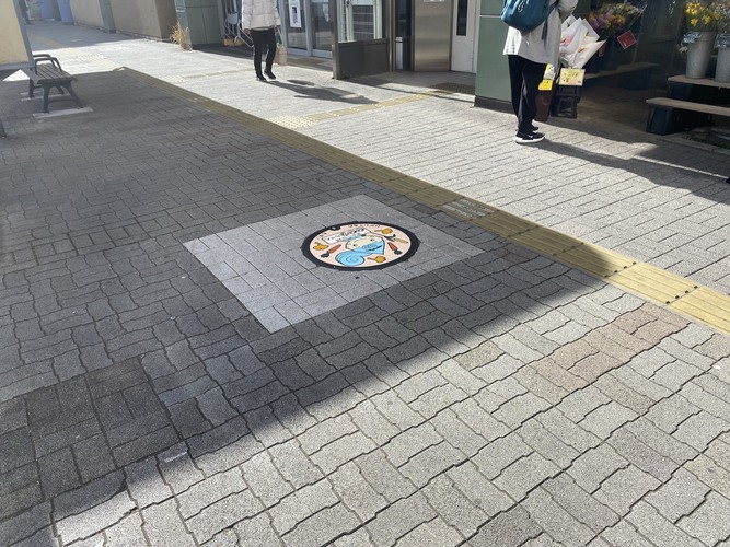 るるめちゃんピンクのデザインマンホール蓋