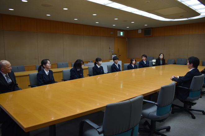 画像　表敬訪問時の様子