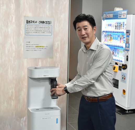 給水機を利用している市長の写真