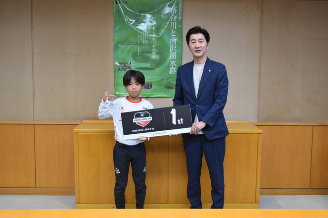 画像　中井珀来選手（優勝盾とともに）・富田市長