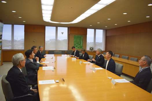 画像　表敬訪問の様子1