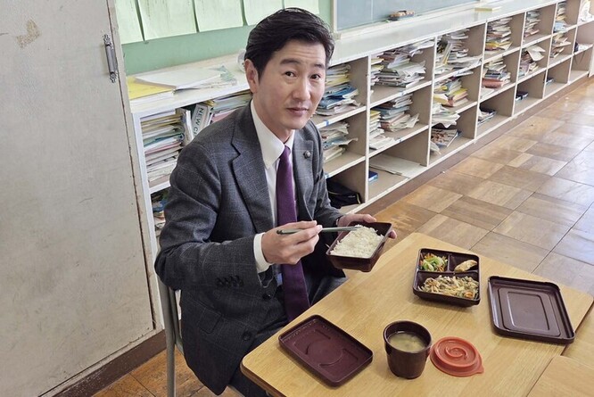 給食を試食する市長