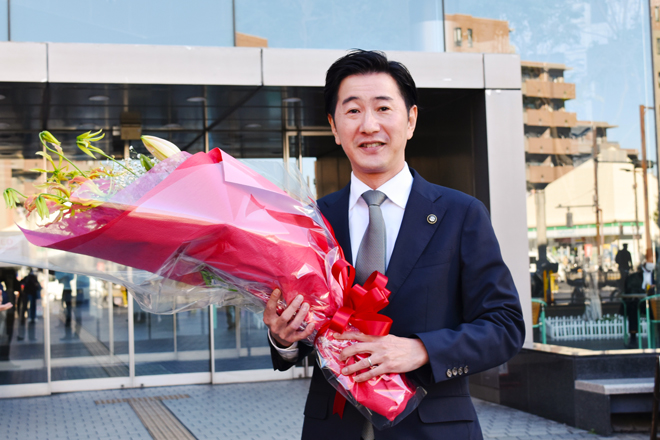画像　富田竜馬市長再選後初登庁時の様子